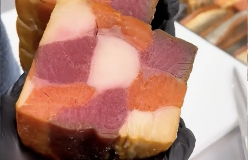 В ТРК Triniti появился магазин морепродуктов, где продают «шахматные» рулеты из рыбы В ТРК Triniti появился магазин морепродуктов, где продают «шахматные» рулеты из рыбы