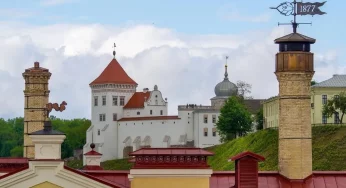 Над гродненским пивзаводом установили флюгер с символической датой. Его автор — знаменитый кузнец 