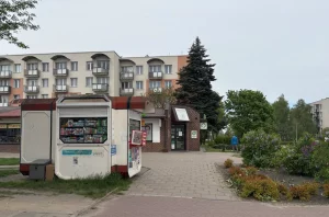 В пункте пропуска “Райгардарс” заблокировали два грузовика с удобрениями “Гродно Азот”. Он находится под санкциями (обновлено) Ларек в Бяла-Подляске. В этом городе легко купить контрабандные белорусские сигареты