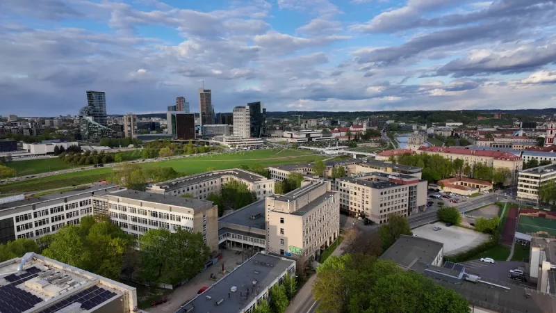 Продают квартиры, планируют эвакуацию, готовятся выживать. Как Вильнюс живет в ожидании войны Вильнюс. Фото: Макс Морриссон