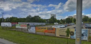 В Гродно объявили войну незаконным баннерам на заборах Реклама на ограждении стоянки в Гродно, 2023 год. Источник: Яндекс.Карты