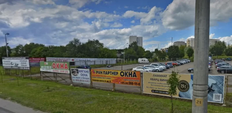 В Гродно объявили войну незаконным баннерам на заборах Реклама на ограждении стоянки в Гродно, 2023 год. Источник: Яндекс.Карты