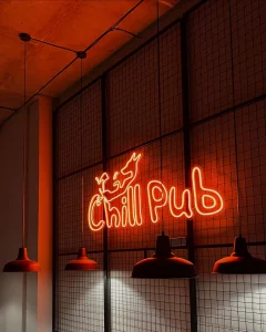 На Девятовке в Гродно отрылось новое кафе Chill pub: там готовят драники по-американски и любят собак Интерьер кафе Chill на Девятовке