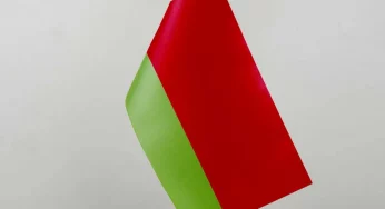 Белнефтепродукт хотел подзаработать на госсимволике – и завысил стоимость флажков в 8 раз 