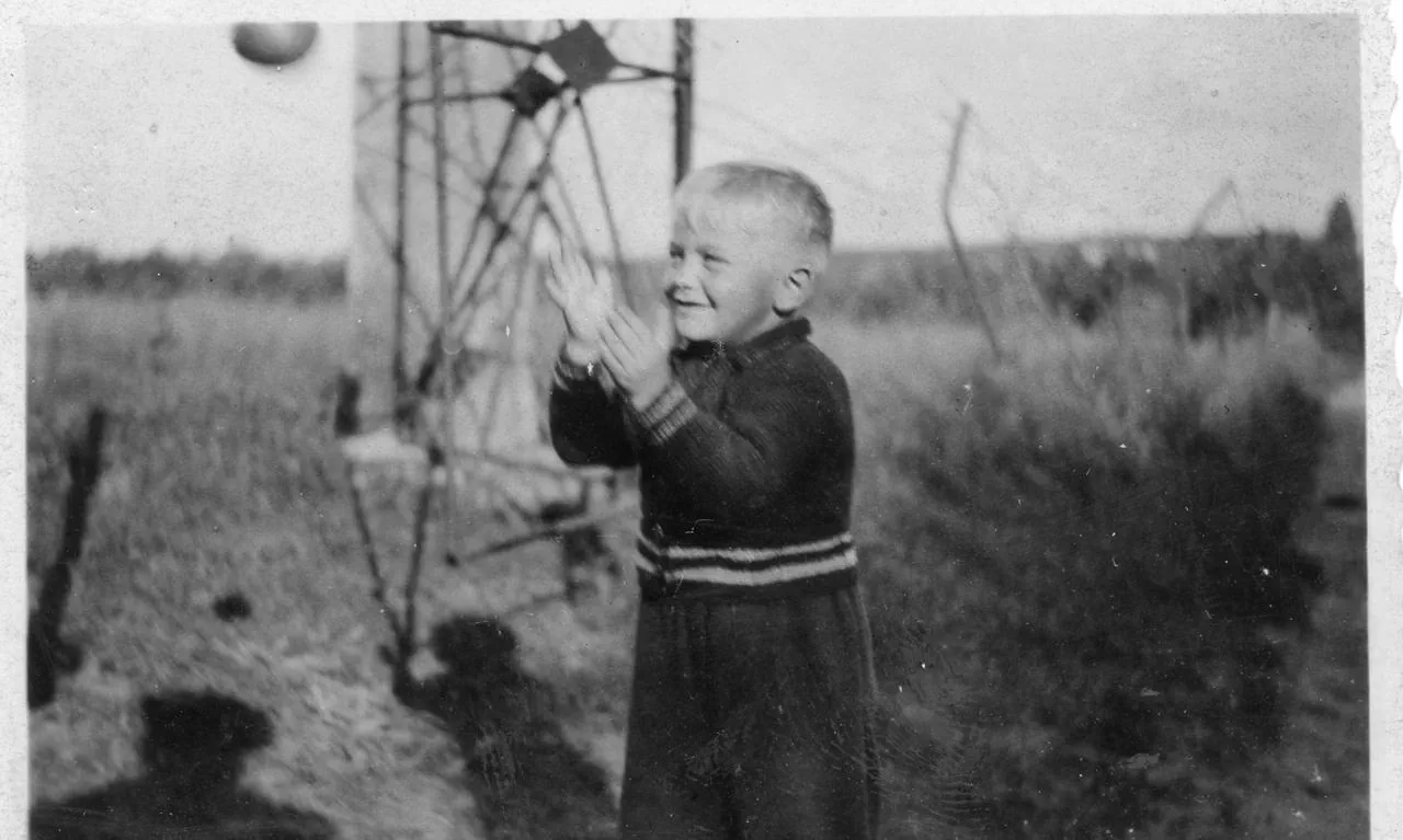 Эндрю Стемпневский из Гродно за пределами военного лагера. Около 1943-1944 гг. Фото из архива семьи Стемпневских.