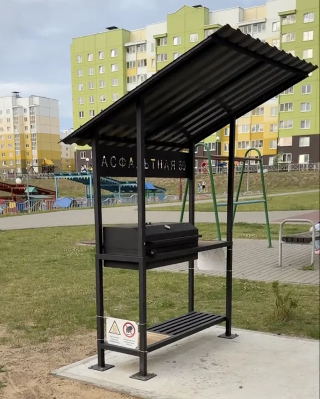 У Грандзічах жыхары ўстанавілі мангал у двары дома. Гродзенцы спрачаюцца, ці законна гэта