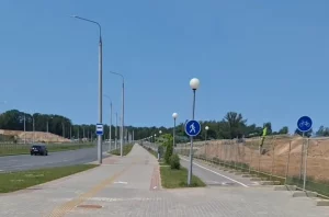 Разделены, отведена "волной", идет рядом. Как в новом микрорайоне Гродно решают вопрос с велодорожкой Велодорожки в Грандичах в Гродно
