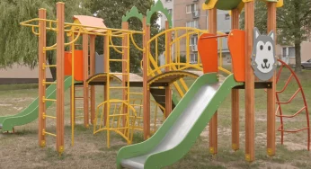 В Гродно вандалы портят детские площадки — выкручивают болты и выбивают ограждения