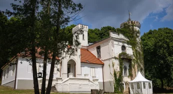 Усадьба Сегеней в Красках принимает посетителей, но попасть внутрь не получится  