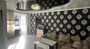 Недвижимость недели: в Гродно продают двушку с черными обоями и любовью к геометрии