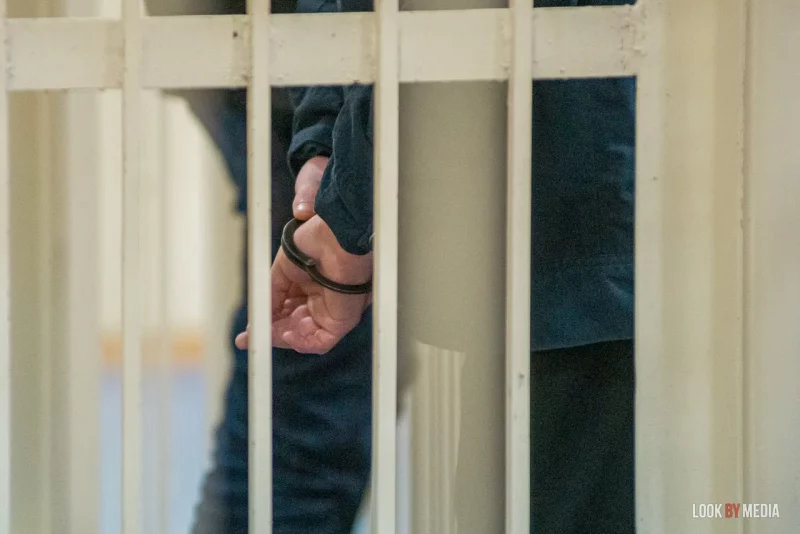 Жителям Волковыска вынесли приговор по делу «дворовых чатов» — более 23 года тюрьмы на всех суд наручники