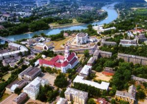 "История Гродно в лицах" на 12 страницах. Актёры драмтеатра стали историческими персонажами в календаре-2022 Снимок 2000 года. В центре не осталось и половины этой зелени