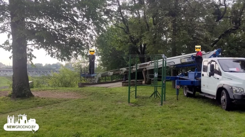 У Гродне камунальнікі прыбралі папулярныя, але несанкцыянаваныя арэлі з відам на горад