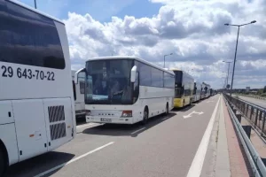 Транспортная инспекция и перевозчики ругают подсадки на границе: их хотят запретить Очередь автобусов на выезд из Польши через пункт пропуска «Тересполь». 28 июня 2025 года. Фото пользователь одного из чатов по пересечению границы, опубликовано на "Зеркало"