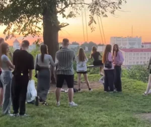 В Гродно коммунальники убрали популярные, но не согласованные качели с видом на город