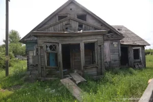 В Ошмянах пустует и разрушается дом, но снести его нельзя. Почему?  В Ошмянах пустует и разрушается дом, но снести его нельзя. Почему?