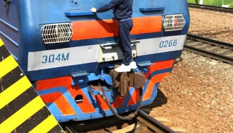 Ехали от Гродно до Мурованки на выступе поезда. Двух подростков задержали за зацепинг Ехали от Гродно до Мурованки на выступе поезда. Двух подростков задержали за зацепинг