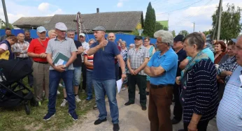 Такси не ездят, скорые застревают. Жители деревень Сморгонского района уже пять лет просят заасфальтировать дорогу