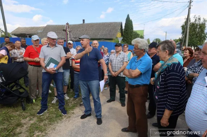 Такси не ездят, скорые застревают. Жители деревень Сморгонского района уже пять лет просят заасфальтировать дорогу Такси не ездят, скорые застревают. Жители деревень Сморгонского района уже пять лет просят заасфальтировать дорогу