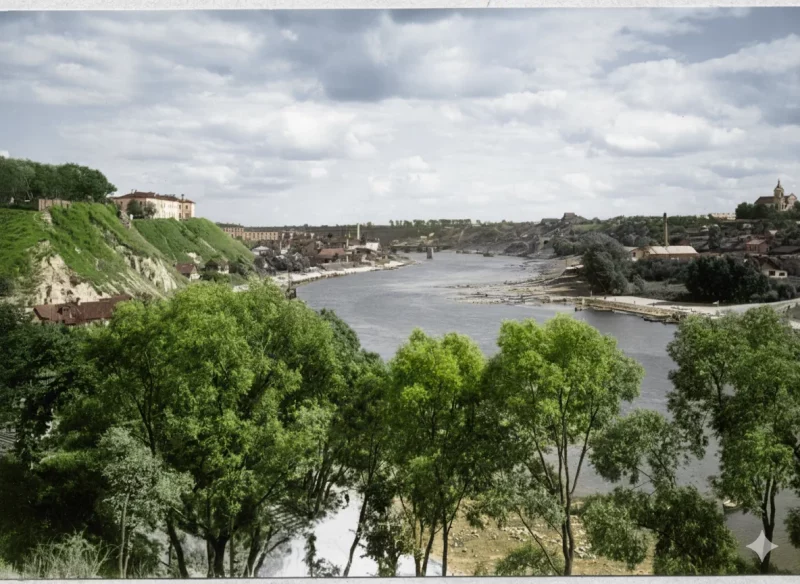 Неман в центре Гродно в 1920-е. Раскрашено с использованием нейросети Gemini