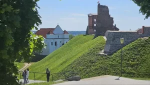 «Не представишь хоругви крестоносцев». Новые стены Новогрудского замка закрыли виды с Замковой горы — туристы и местные не рады «Не представишь хоругви крестоносцев». Новые стены Новогрудского замка закрыли виды с Замковой горы — туристы и местные не рады