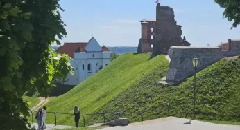 «Не представишь хоругви крестоносцев». Новые стены Новогрудского замка закрыли виды с Замковой горы — туристы и местные не рады