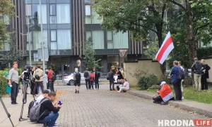 В Вильнюсе встречают Павла Можейко и других освобожденных 11 сентября политзаключенных (обновлено) Посольство США в Вильнюсе, 11 сентября 2025. Фото: Hrodna.life