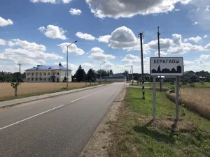 В поселке Береговой затапливает дома, а школьники ждут автобус часами. Что чиновники ответили его жителям?  Поселок Береговой в Гродненской области
