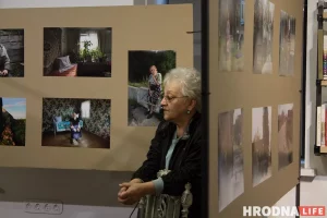 Фотографка Наталия Дорош на вернисаже выставки "Карані", сентябрь 2021