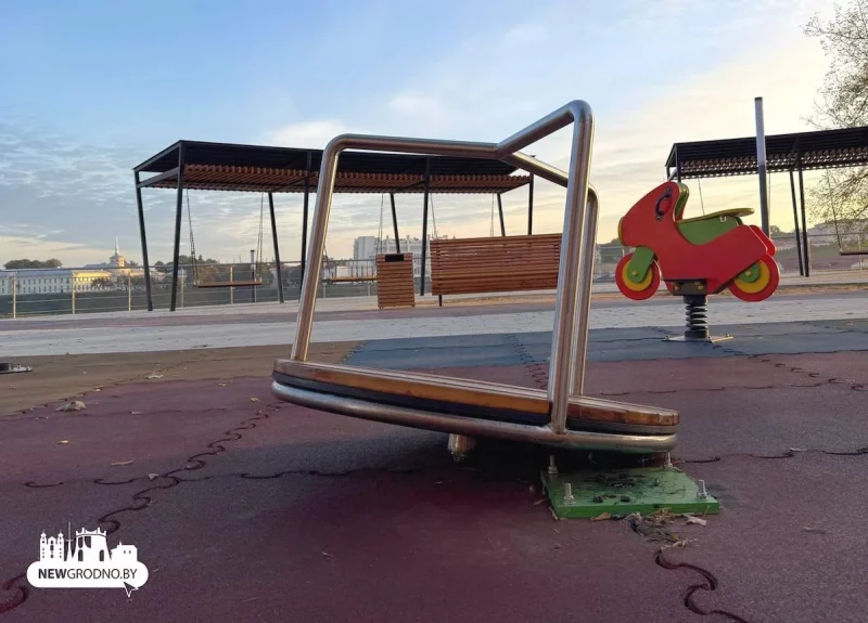 В обновленном сквере на Дарвина сломали детские карусели — проработали меньше месяца детская площадка в Гродно; карусель; сквер на улице Дарвина