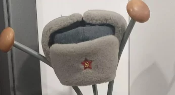 Белорус вез в Литву шапку-ушанку с советской символикой — вещи забрали на границе