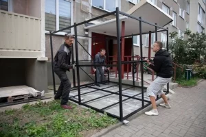 В Сморгони жители установили самодельную велостоянку у подъезда. Белорусы спорят, как скоро строителей оштрафуют Самодельная велостоянка; Сморгонь.