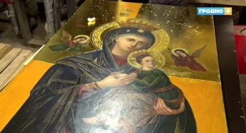 В Фарном костеле реставрируют икону Неустанной Помощи — специалистам нужно восстановить еще пять алтарей