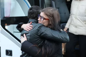 В Гродненской области освободили 13 политзаключенных. Вот кто это Встреча политзаключенных 13 декабря 2025 года. Фото: Вясна