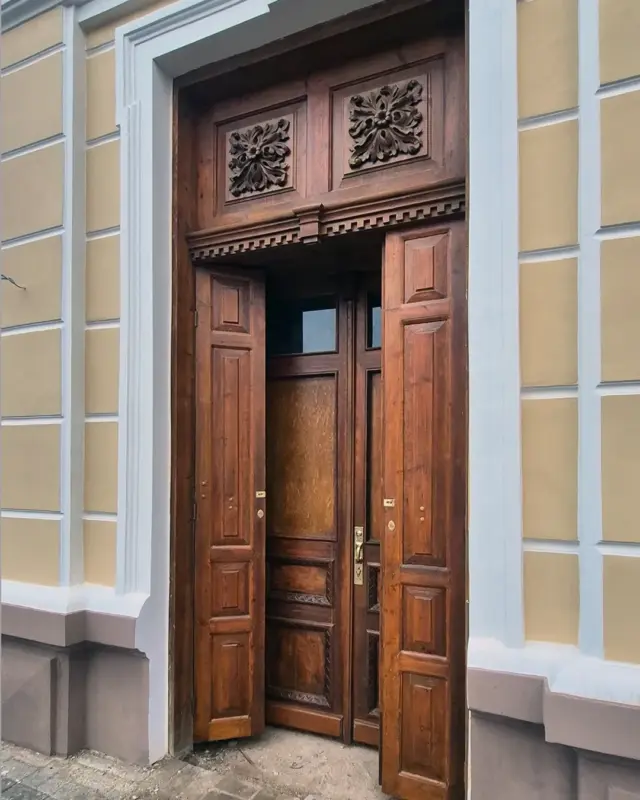 В бывшем кожвене на Василька восстановили старинные двери 