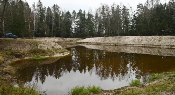 Под Гродно жители облагородили озеро и чуть не попали под уголовку. Власти уступили — «районка» извинилась