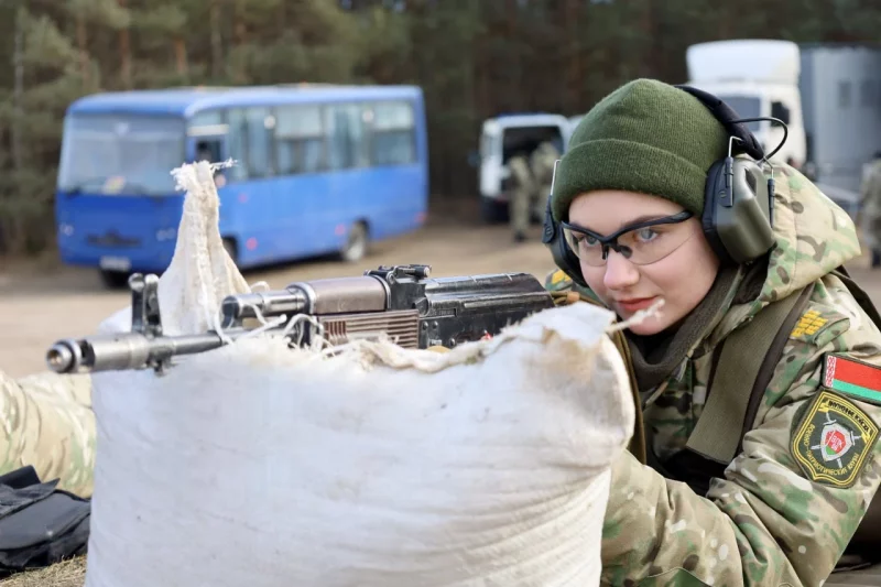 Школьніца стреляет із ручного пулемёта . Выхаванцы гродзенскага клуба “Цыркон” спаборнічалі ў стальбе з ручнога кулямёта Калашнікава.
В/ч 5522. Люты 2025