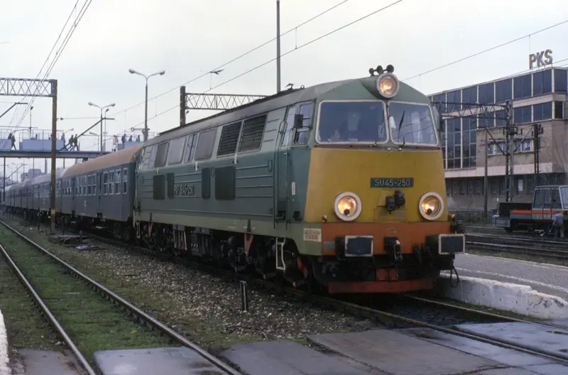 В Белостоке пройдёт белорусская городская игра про 90-е: вспомнят рынок, границу и разыграют призы Поезд на вокзале в Белостоке в 1994 году. Фото: Phil Richards / Flickr