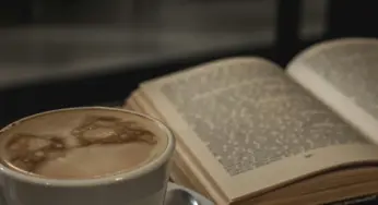 Гродненская кофейня запустила буккроссинг — выбирать книгу предлагают по одной фразе  