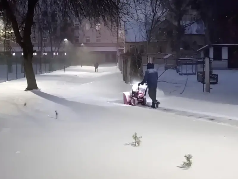 Гродно в снегу: коммунальщики работают круглосуточно, гродненцы жалуются, автобусы буксуют Снегопад в Гродно