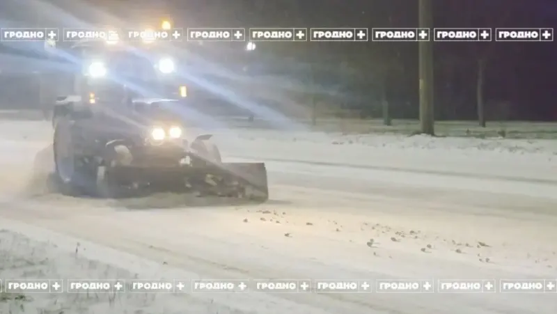 Гродно засыпало снегом в первый день нового года: коммунальные службы работают круглосуточно снег в Гродно