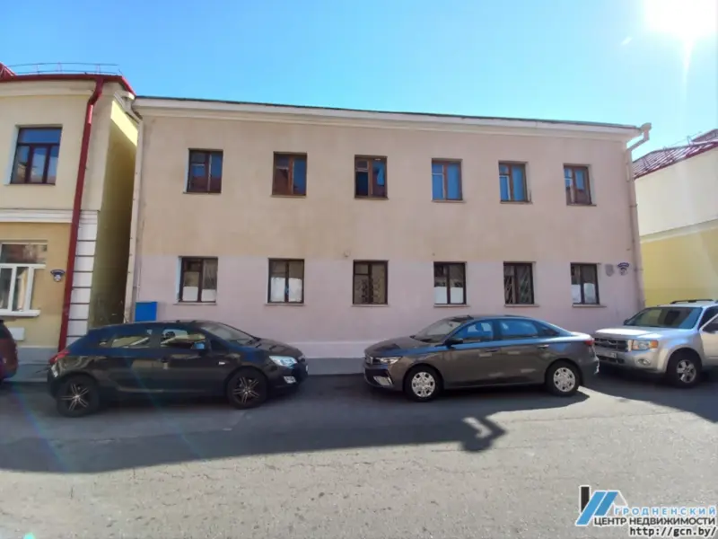 “Чемодан с окнами”. В центре Гродно продают старинный дом за почти 620 тысяч рублей: что с ним можно сделать