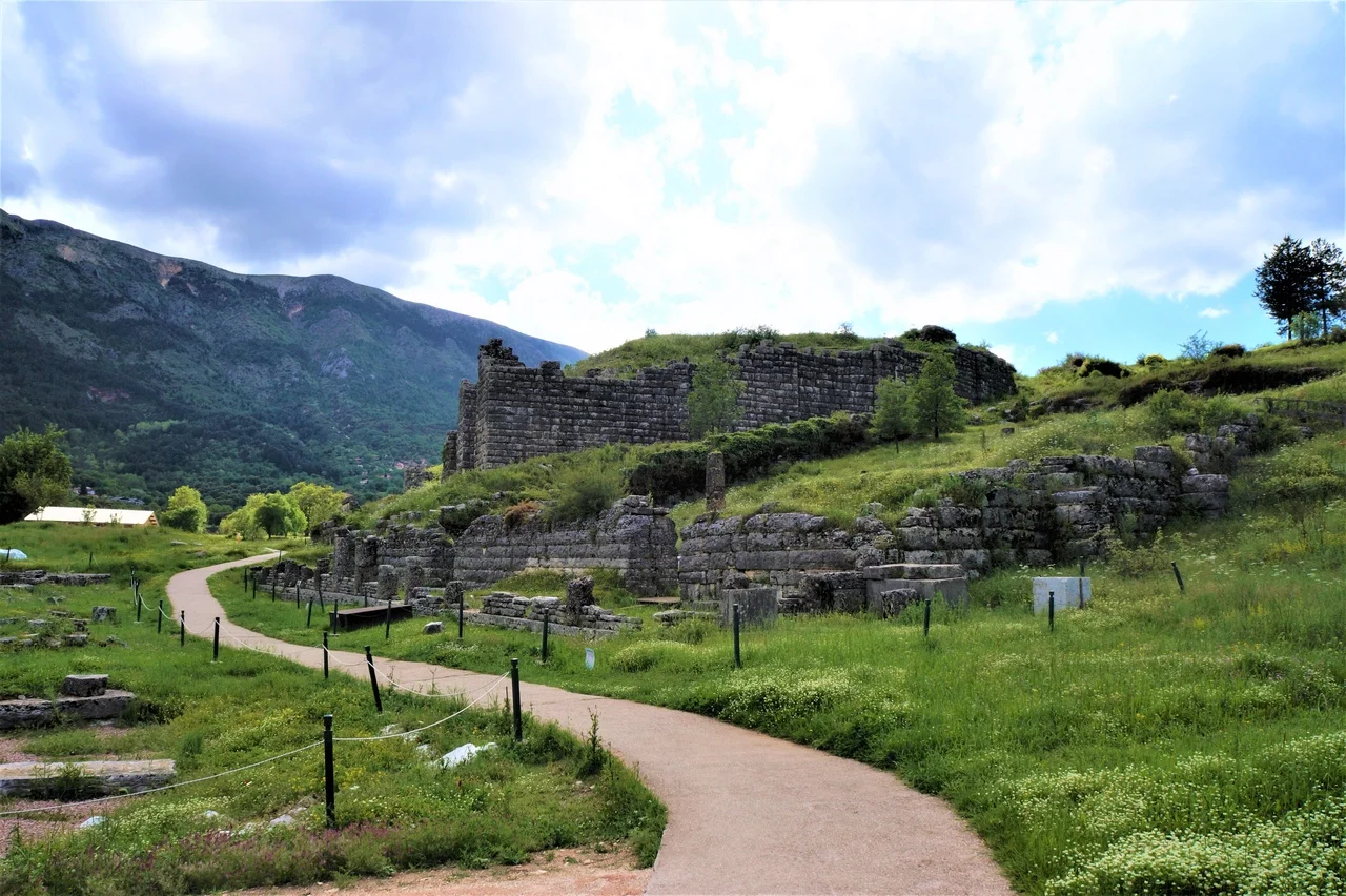 Греция. Древняя Додона, где находится храм Зевса. Его нашел Зигмунт Минейко