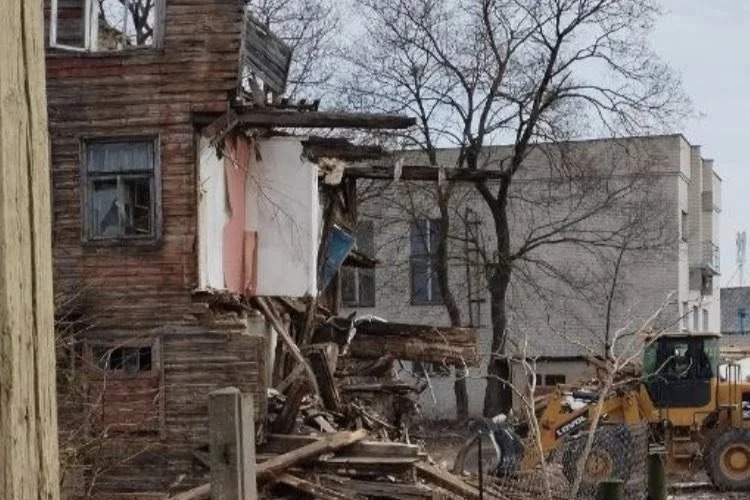 Пытались спасти и продавали с аукциона. В Гродно все же снесли редкий деревянный дом 1930-х годов