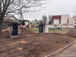 “Сколько еще новых чужих машин?” Гродненка пожаловалась на установку зарядки для электромобилей в ее дворе “Сколько еще новых чужих машин?” Гродненка пожаловалась на установку зарядки для электромобилей в ее дворе