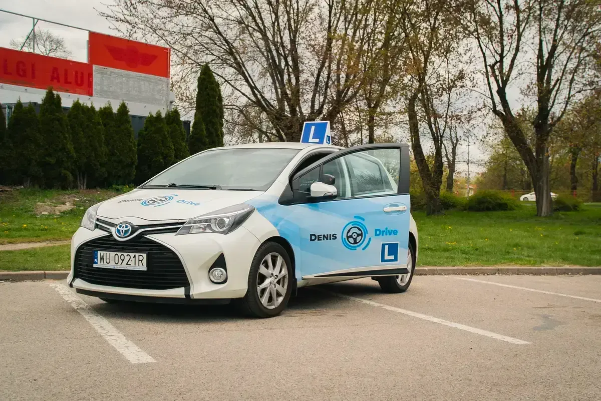 Машина автошколы Denis Drive идентична той, на которой вы будете сдавать экзамен в WORD