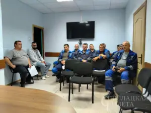 Профилактика страхом: как в Беларуси борются с «экстремизмом» и почему его не становится меньше Как проходят «уроки экстремизма» для взрослых. Сотрудники участка электросвязи РУП «Белтелеком» во время «профилактической встречи».