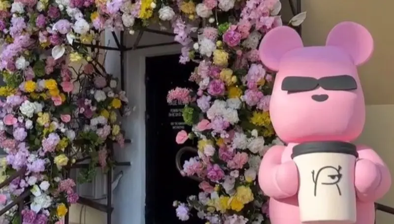 Цветы, зеркала и огромный мишка. Где сделать весенние фото в Гродно Фотозона Наше место