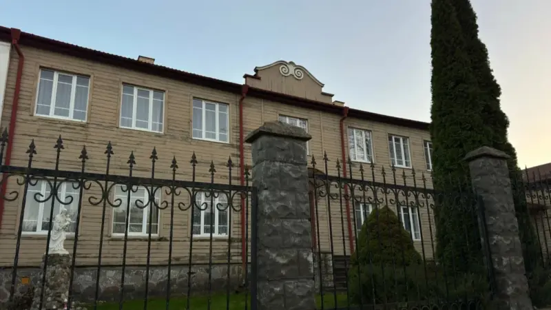 В Новогрудке частично разобрали старинный деревянный монастырь: реконструкция вызывает вопросы