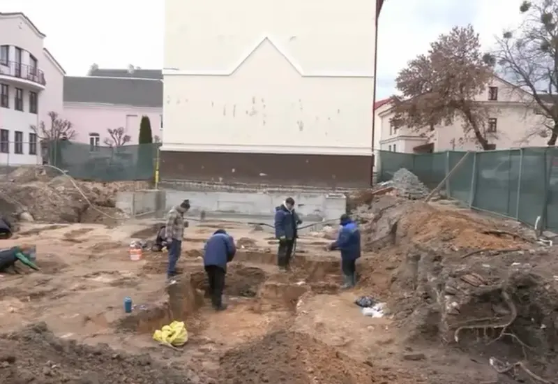 “Ситуация не самая популярная”. На обнаруженном в центре Гродно кладбище археологи нашли могилу матери и ребенка